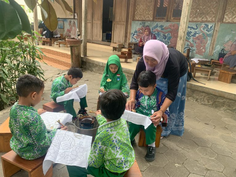 Read more about the article 140 Siswa SD Al Azhar Solo Belajar Membatik di Desa Wisata Wukirsari
