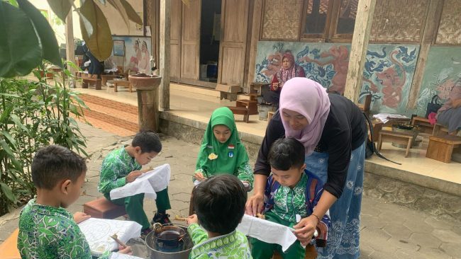Read more about the article 140 Siswa SD Al Azhar Solo Belajar Membatik di Desa Wisata Wukirsari
