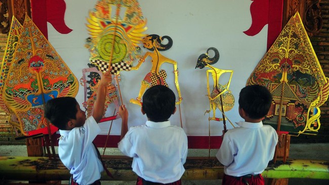 Read more about the article Wayang sebagai Muatan Lokal di Sekolah: Menanamkan Budaya Sejak Dini